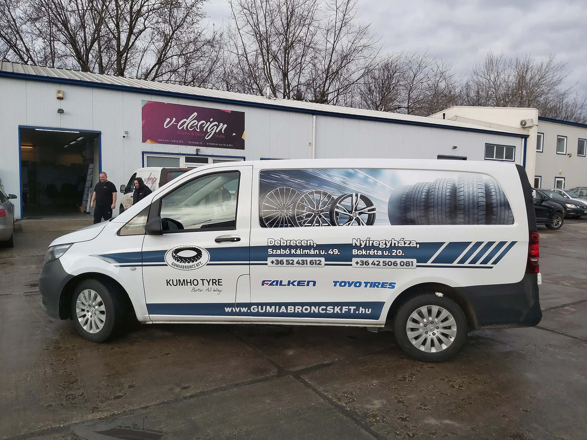 céges flotta dekor_2D fólia uv laminált_egyedi tervezésü_nyomtatott vágott dekoráció_gumiabroncs