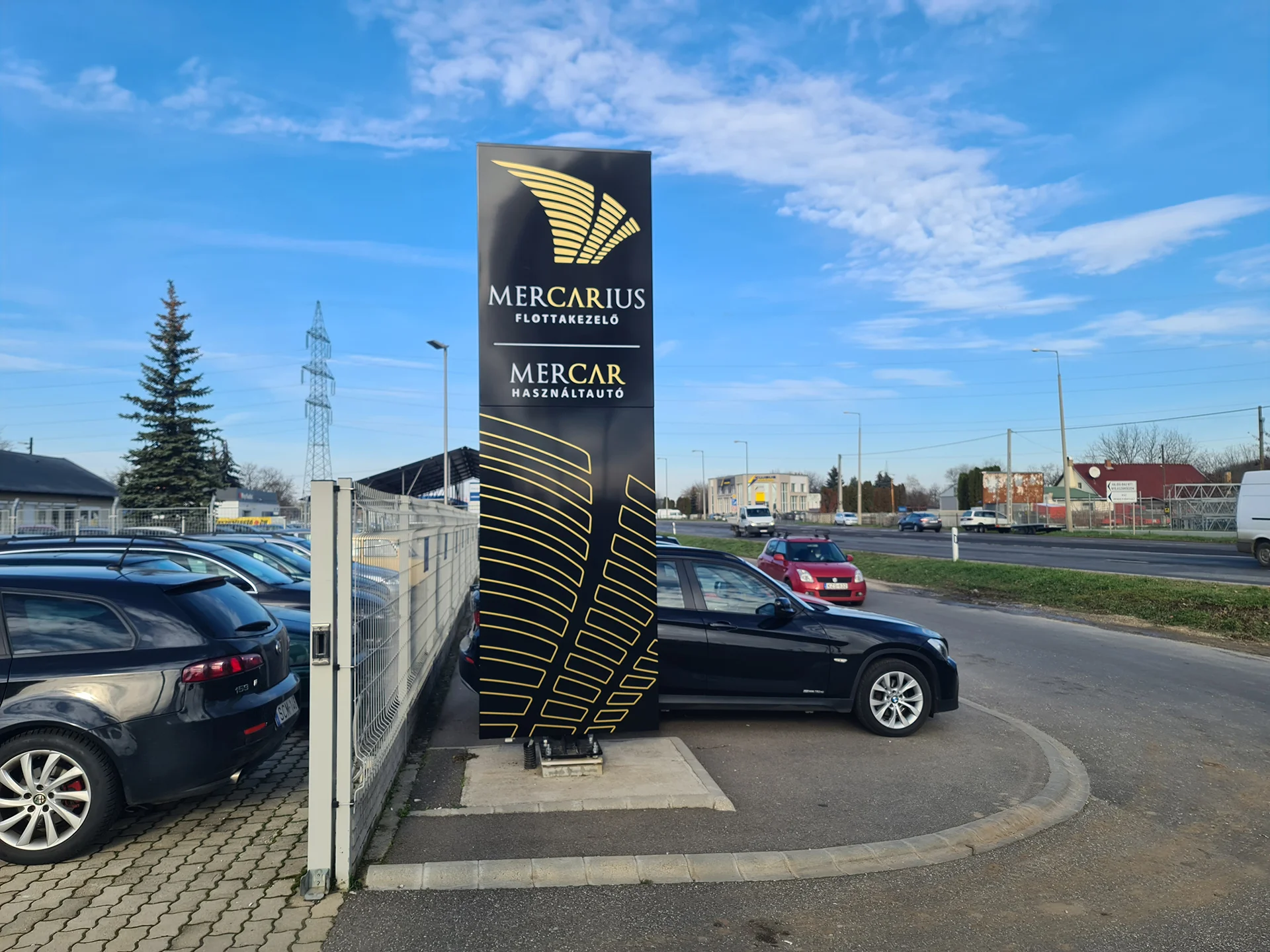 kültéri_világitó totem oszlop tervezése kivitelezése_poszórt mart aluminium led világitással_nappal