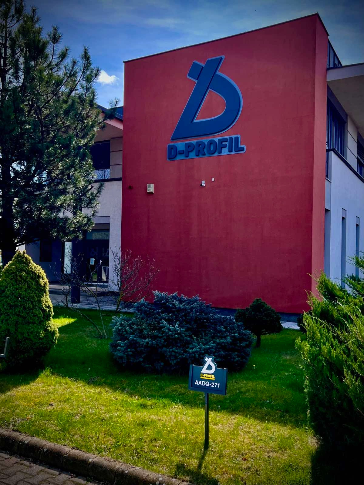 kültéri_plasztikus betű_dibond lemezre erősítve_D-Profil