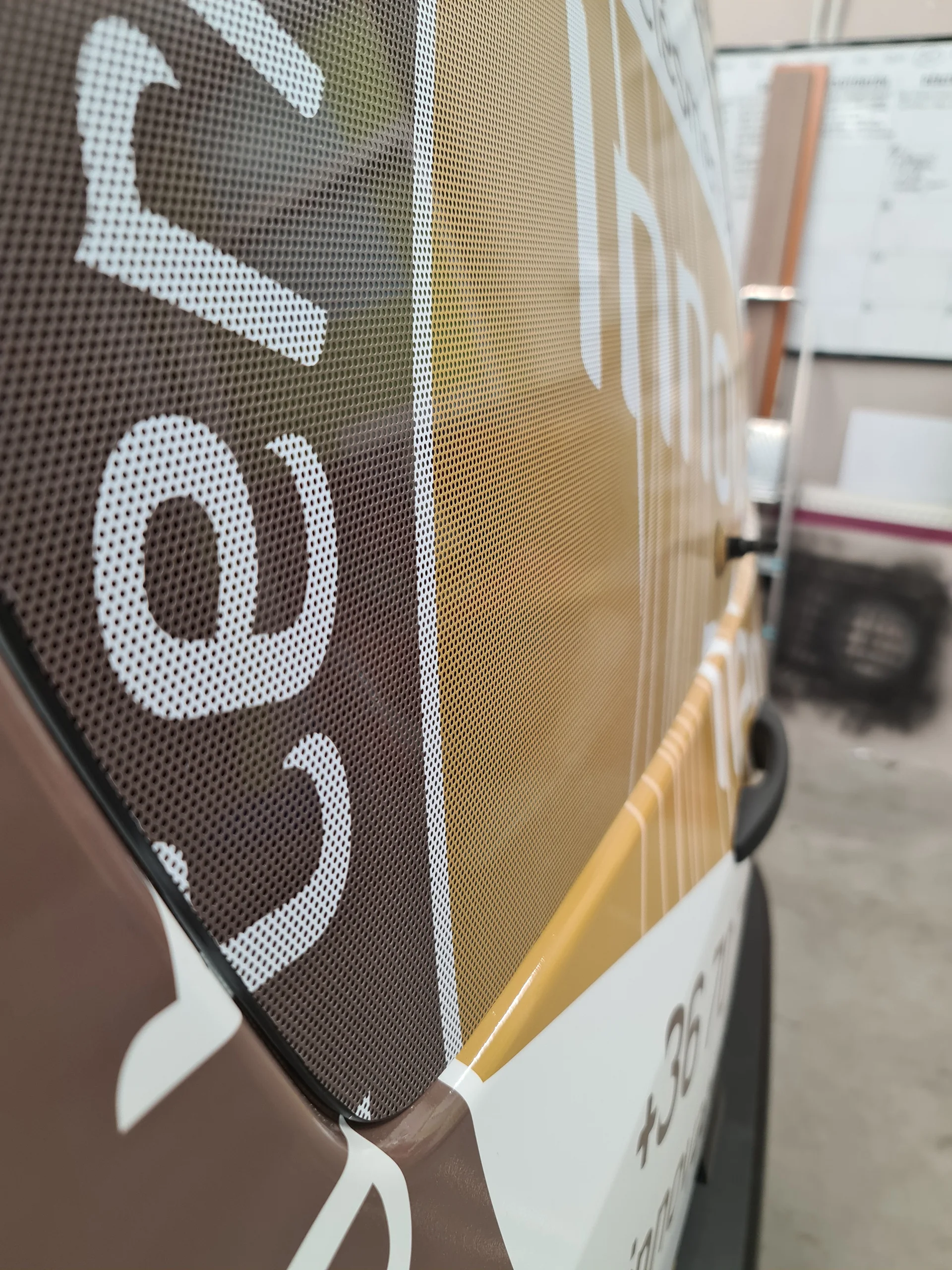 céges brand dekor_3D fólia uv laminált és vision üvegfólia_egyedi tervezésü_nyomtatott dekoráció_makro