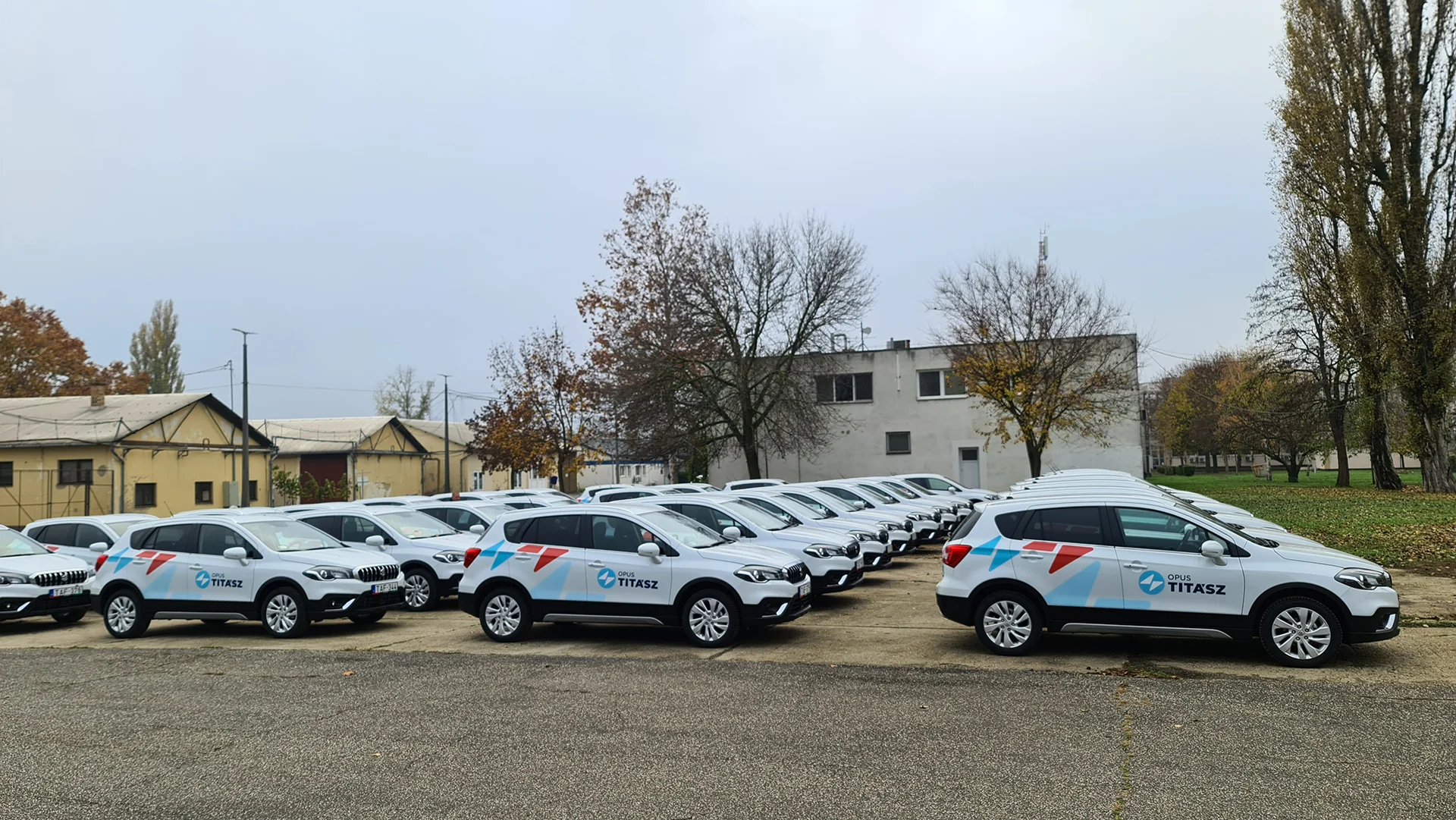 céges flotta dekor_2D fólia uv laminált_egyedi tervezésü_nyomtatott és vágott dekoráció_opus titasz