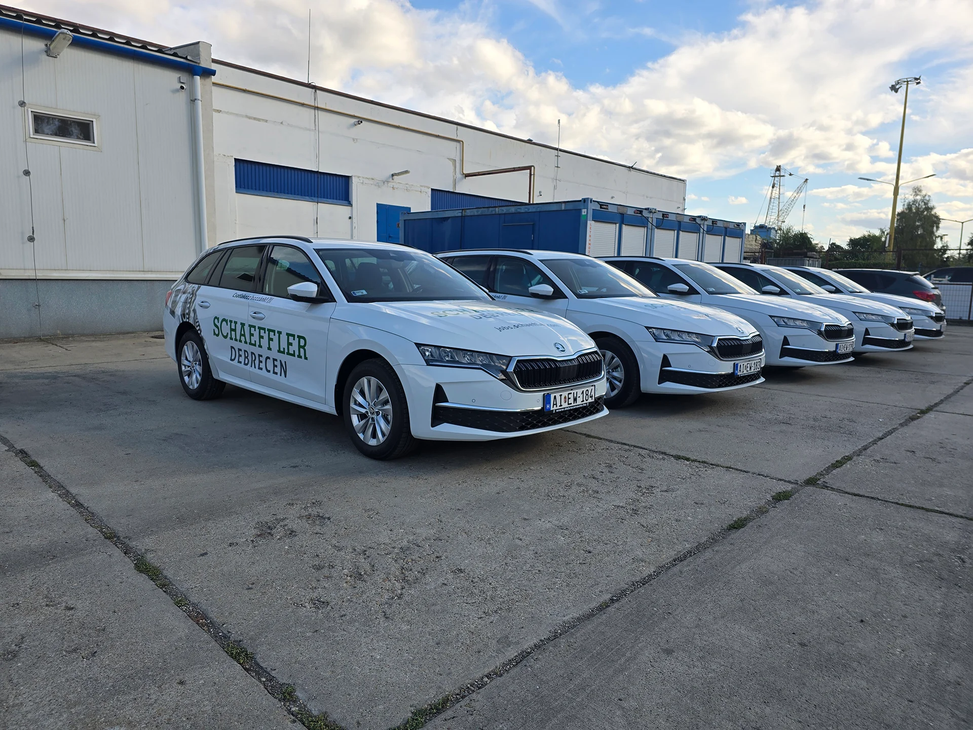 céges flotta dekor_3D fólia uv laminált_nyomtatott és plotter vágott dekoráció_részleges csomagolással_schaeffler