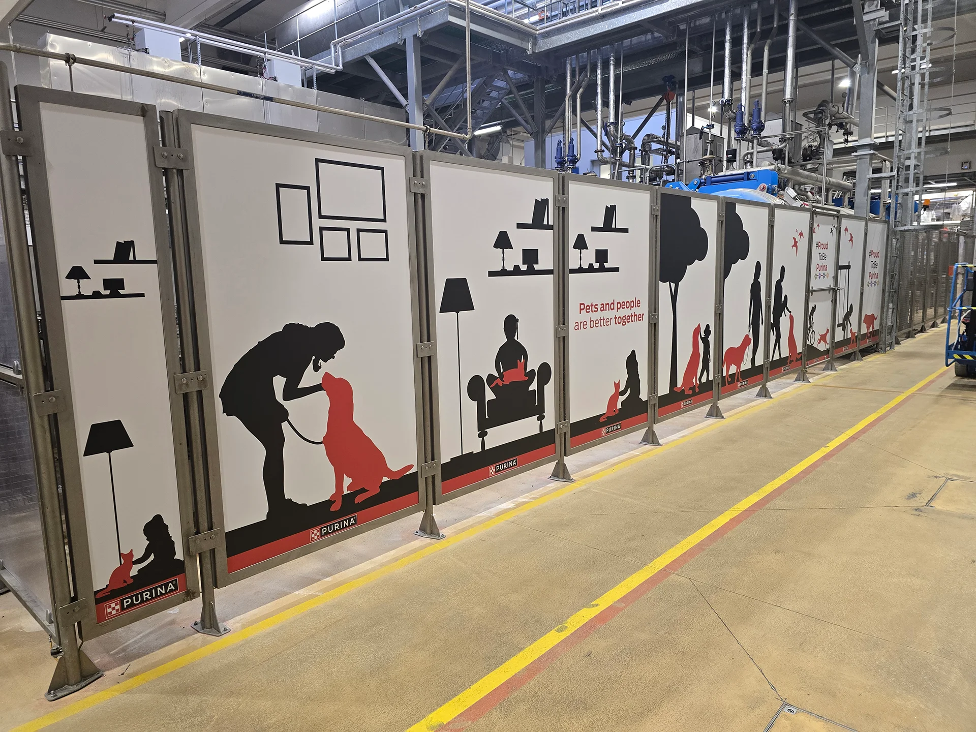 beltéri_egyedi ötlet terület elválasztó fém panelek fólia dekorációja nyomatatott laminált anyaggal