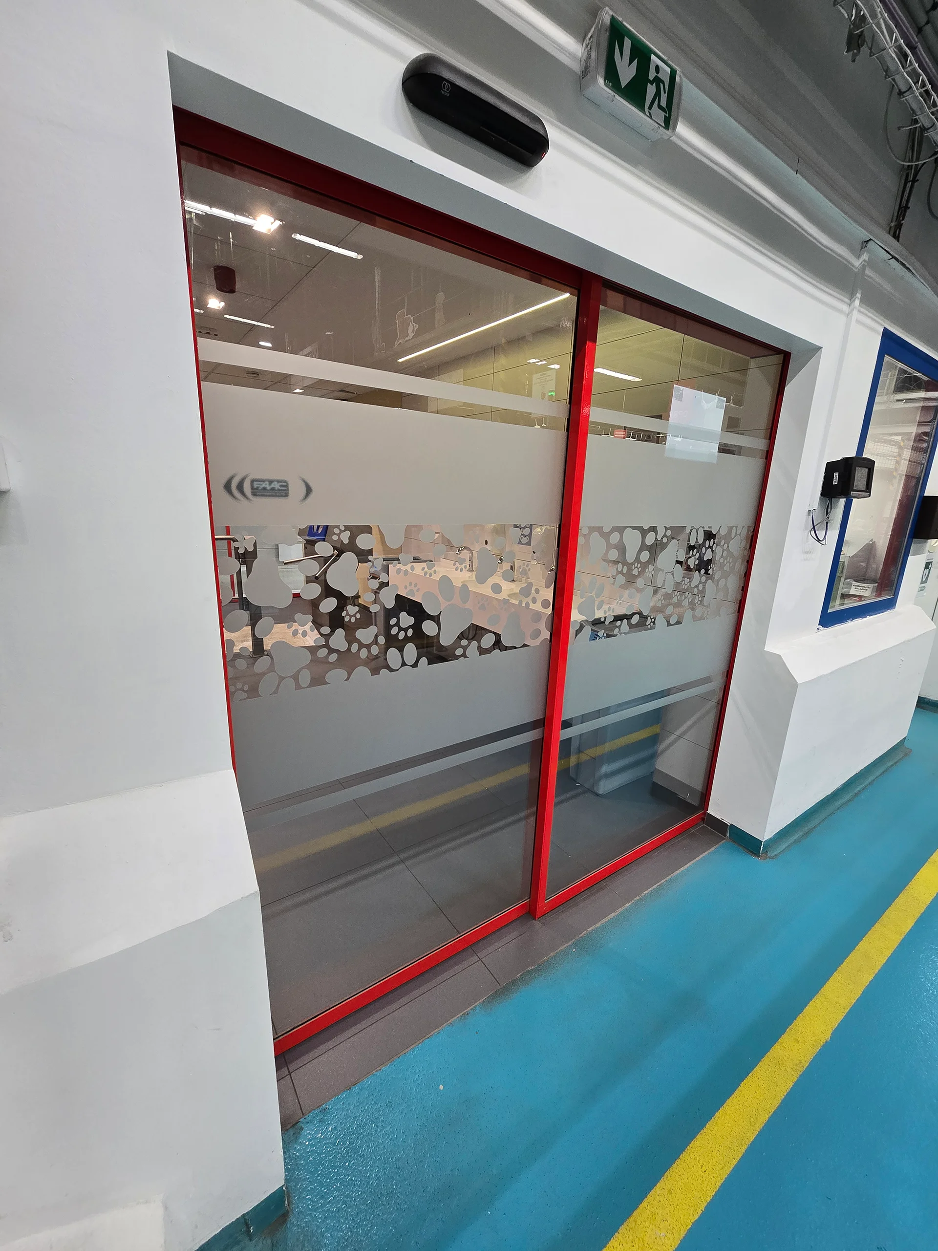 beltéri_egyedi ötlet vágott savmart üveg dekor