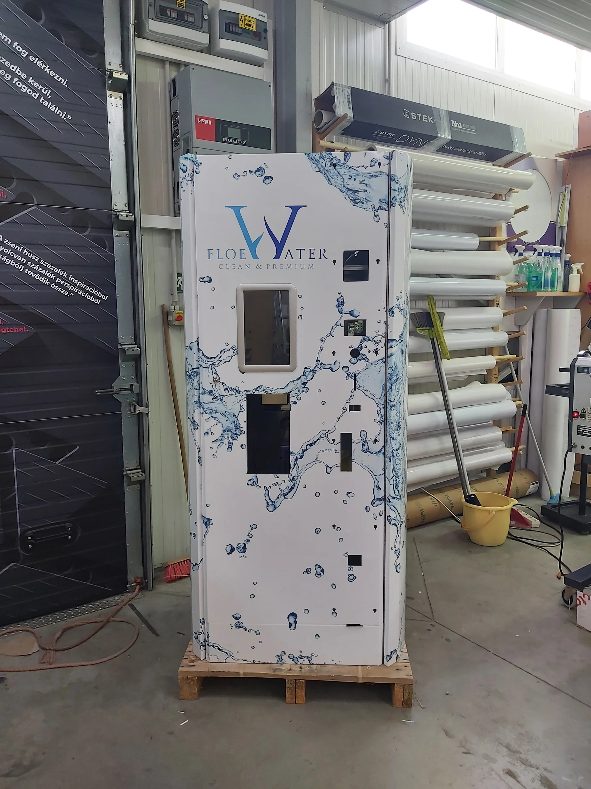 beltéri_egyedi terv. alapján viz autómata teljes átcsomagolása_nyomtatott laminált mosható fóliából