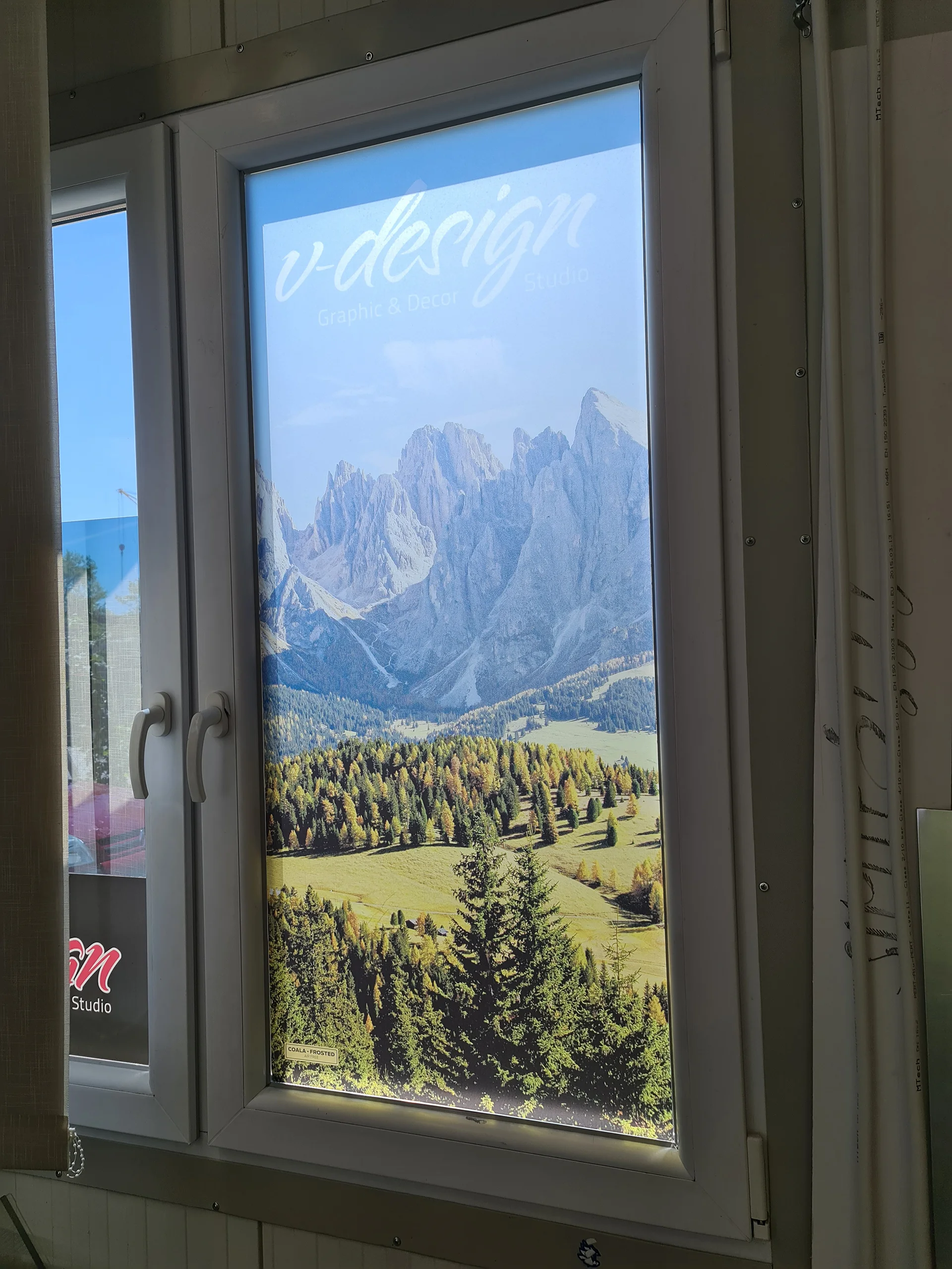 beltéri_egyedi üvegdekor savmart fényáteresztő fóliára nyomtatva