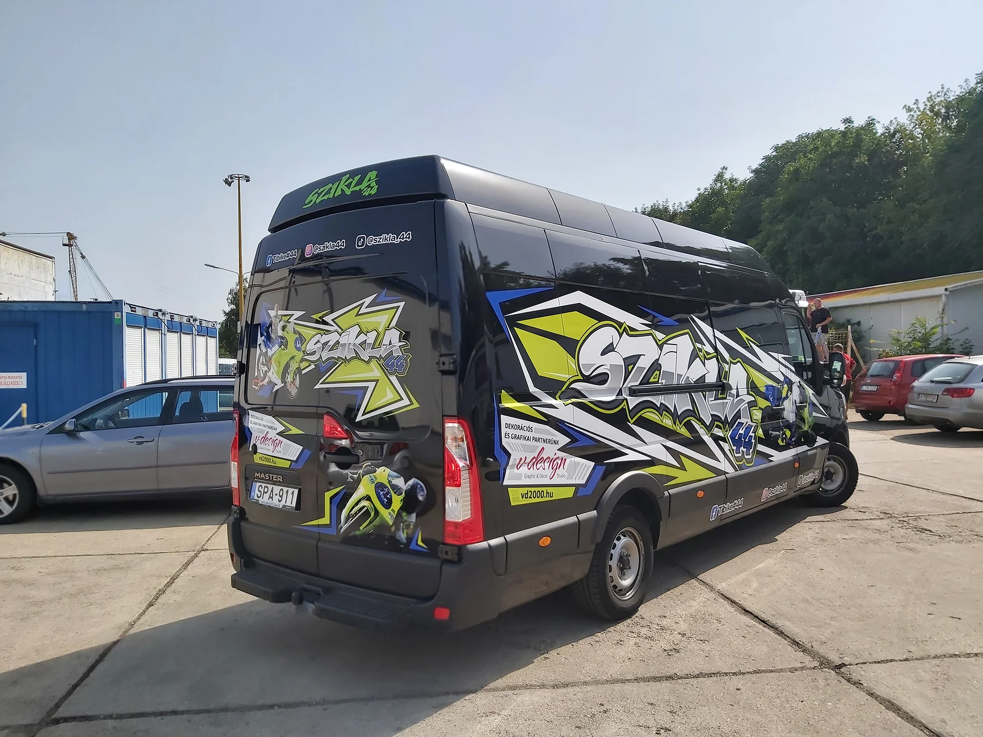 sportoloi brand dekor_3D fólia uv laminálóval_nyomtatott laminált riccelt dekoráció kombinálva_szikla47