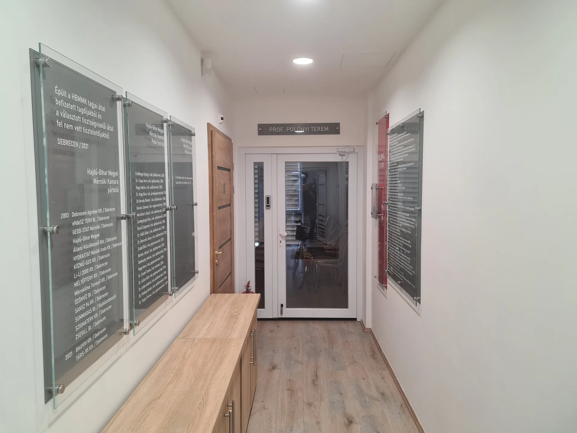 Beltéri_Faldekoráció távtartott plexi nyomtatott és vágott feliratokkal_3