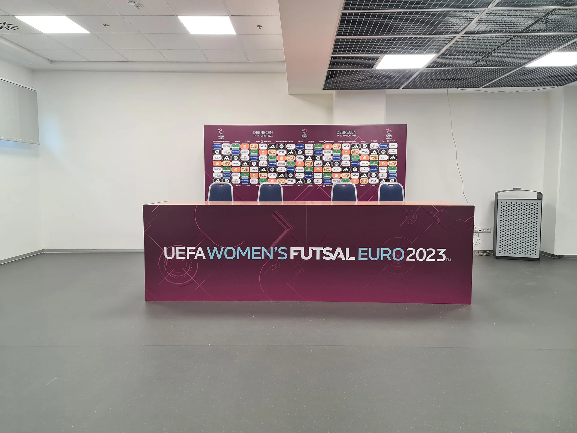 beltéri_nemzetközi verseny sajtóhely kialakitás_egyedi feszitett textil dekoráció butor becsomagolás