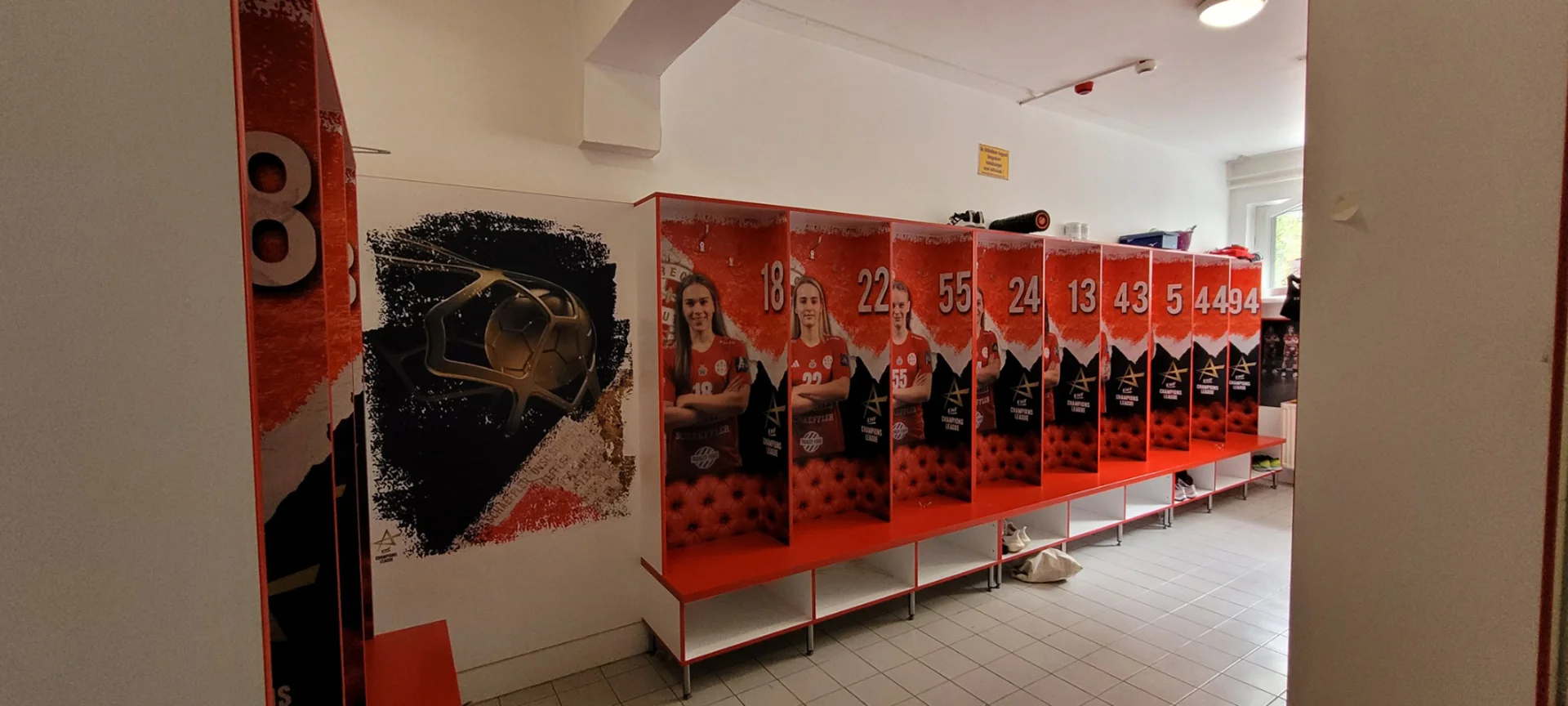 beltéri_bútor átcsomagolás egyedi sport arculattal_nyomtatott laminált mosható felület_2