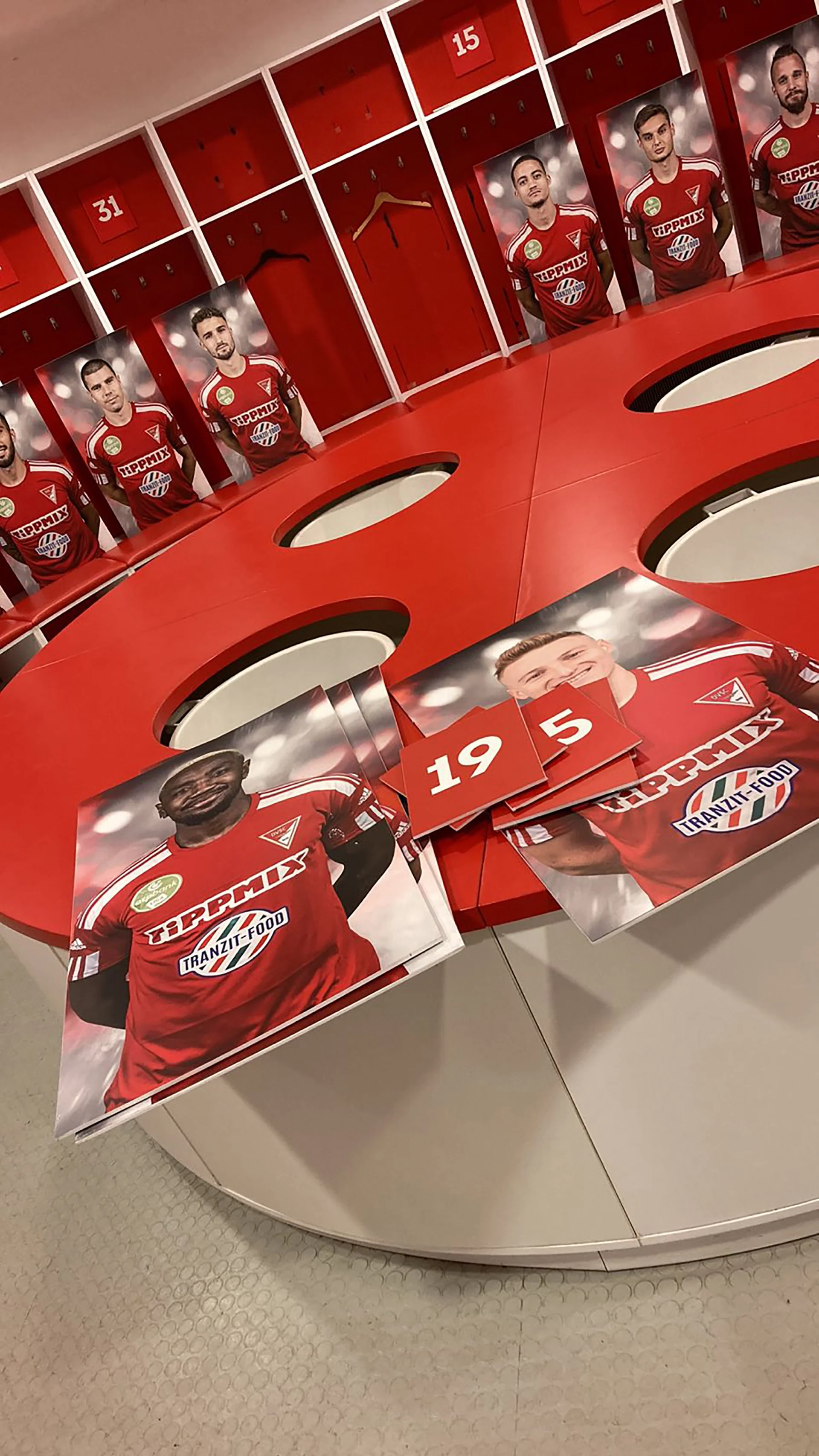 beltéri_sport öltöző_ butor csomagolás és nyomtatott laminált vizálló cserélhető tábla dekorációval