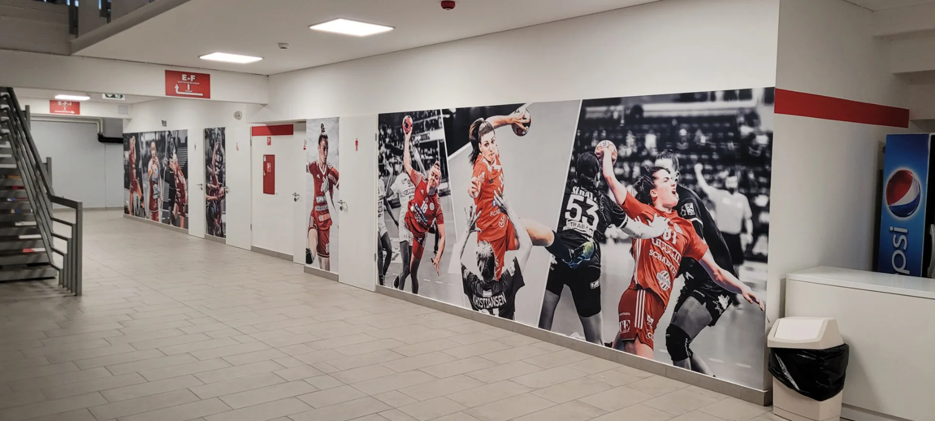 beltéri_sportcsarnok fal dekorácio nyomtatott laminált_tervezéssel_utbaigazitó táblákkal szerelve