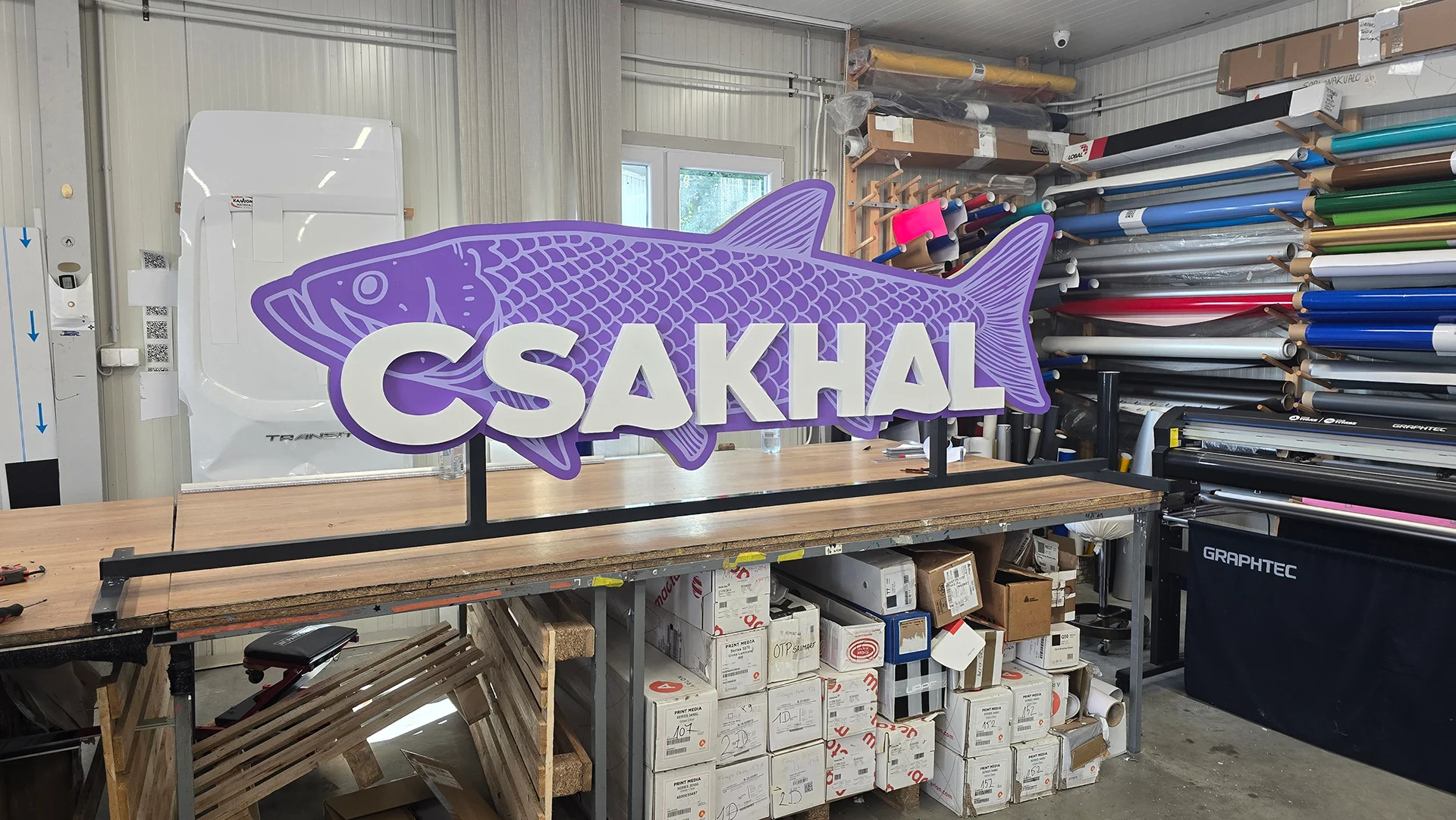 Kültéri_ formára mart dibond tábla_nyomtatott uv laminált dekorral_plasztikus felirattal_tartószerkezettel