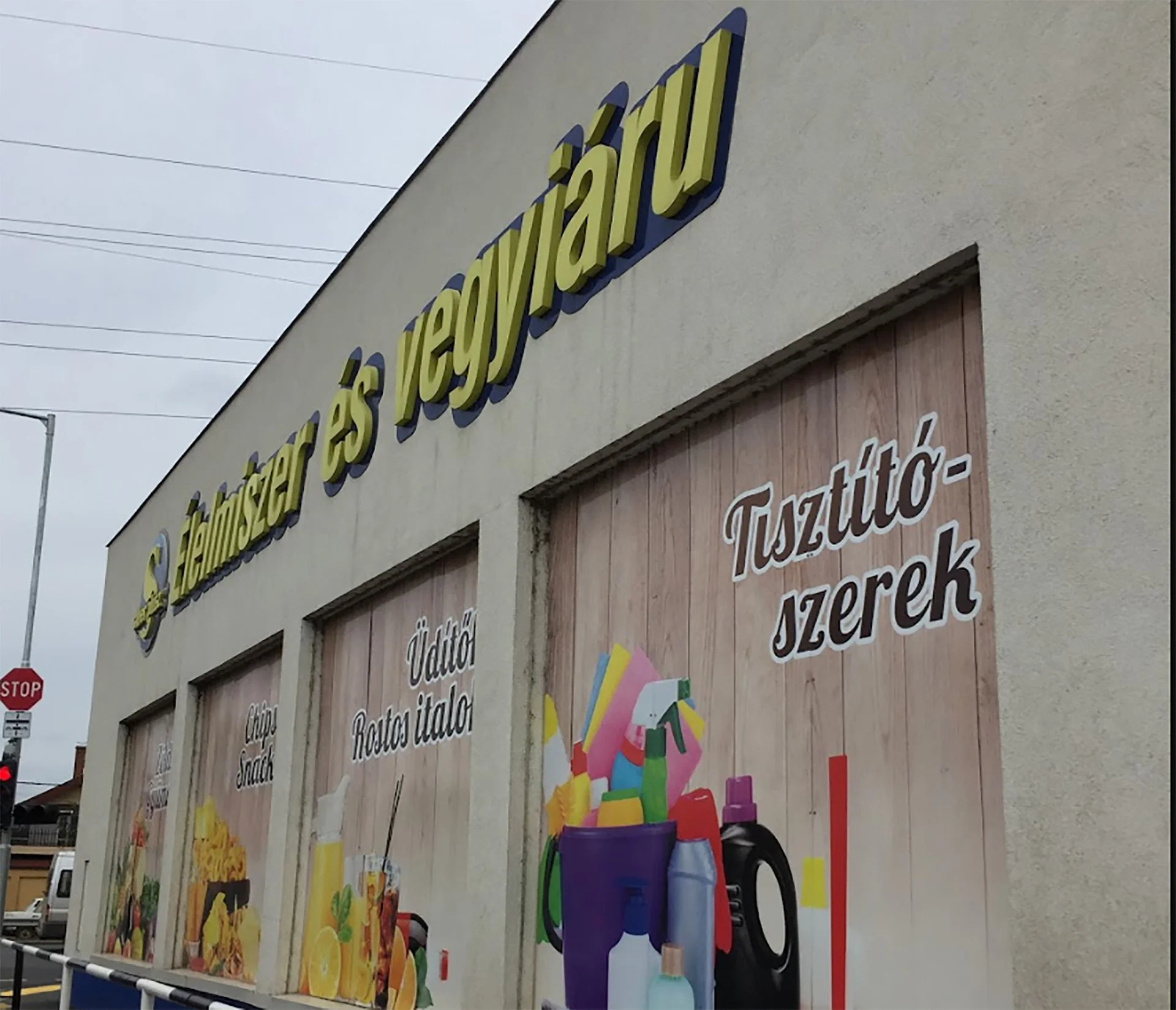 kültéri_dibond lemez vakablakok nyomtatott uv laminált dekorációval_plasztikus festett hab betük egyedi mart dibond kontúrral a kiemelés miatt