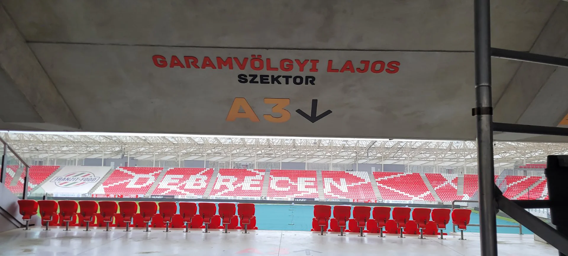 kültéri_dibondból mart betük festéssel beton felületre ragsztva