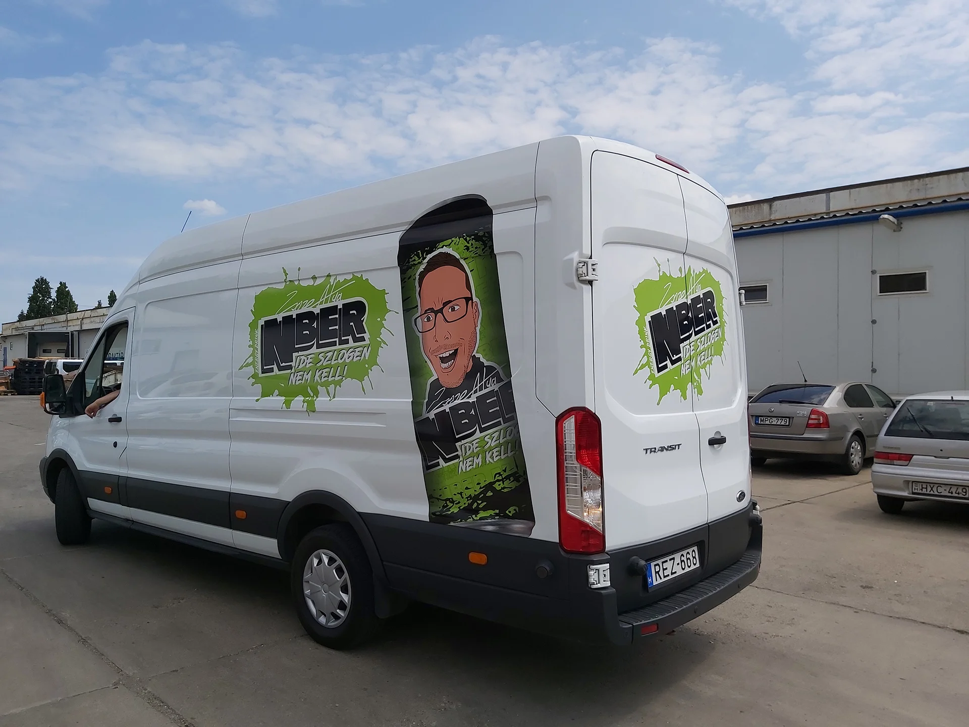 céges brand dekor_3D fólia uv laminálóval_nyomtatott riccelt dekorációval_nber