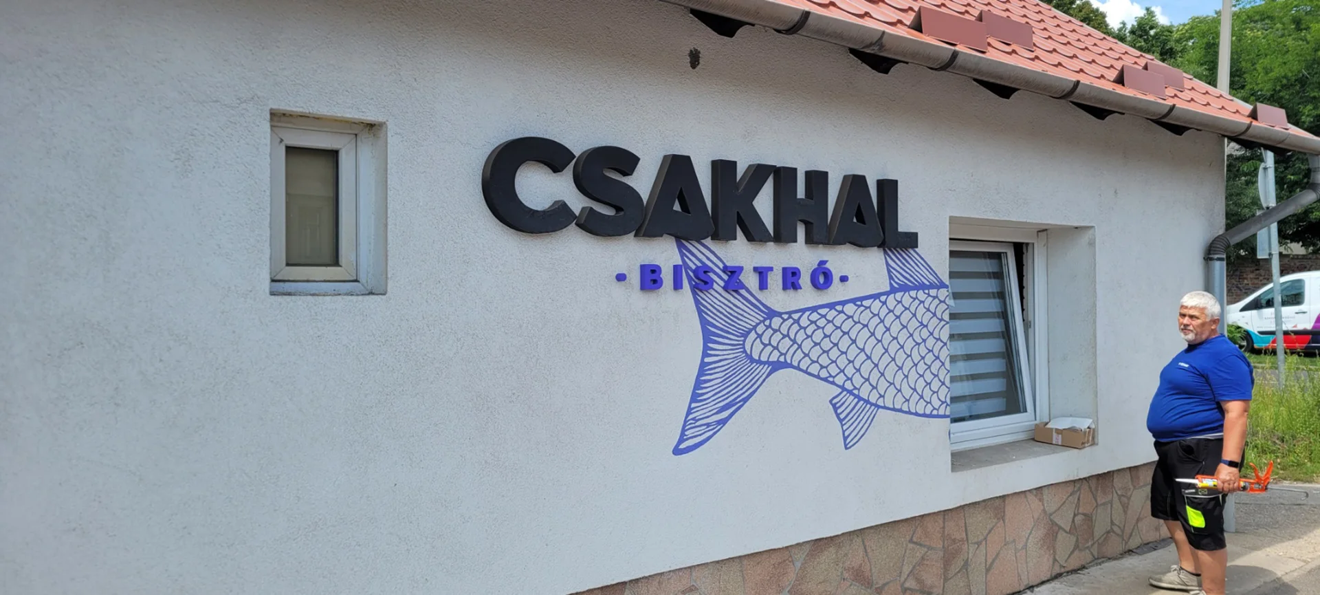 kültéri_plasztikus faldekoráció egyedi falfestéssel