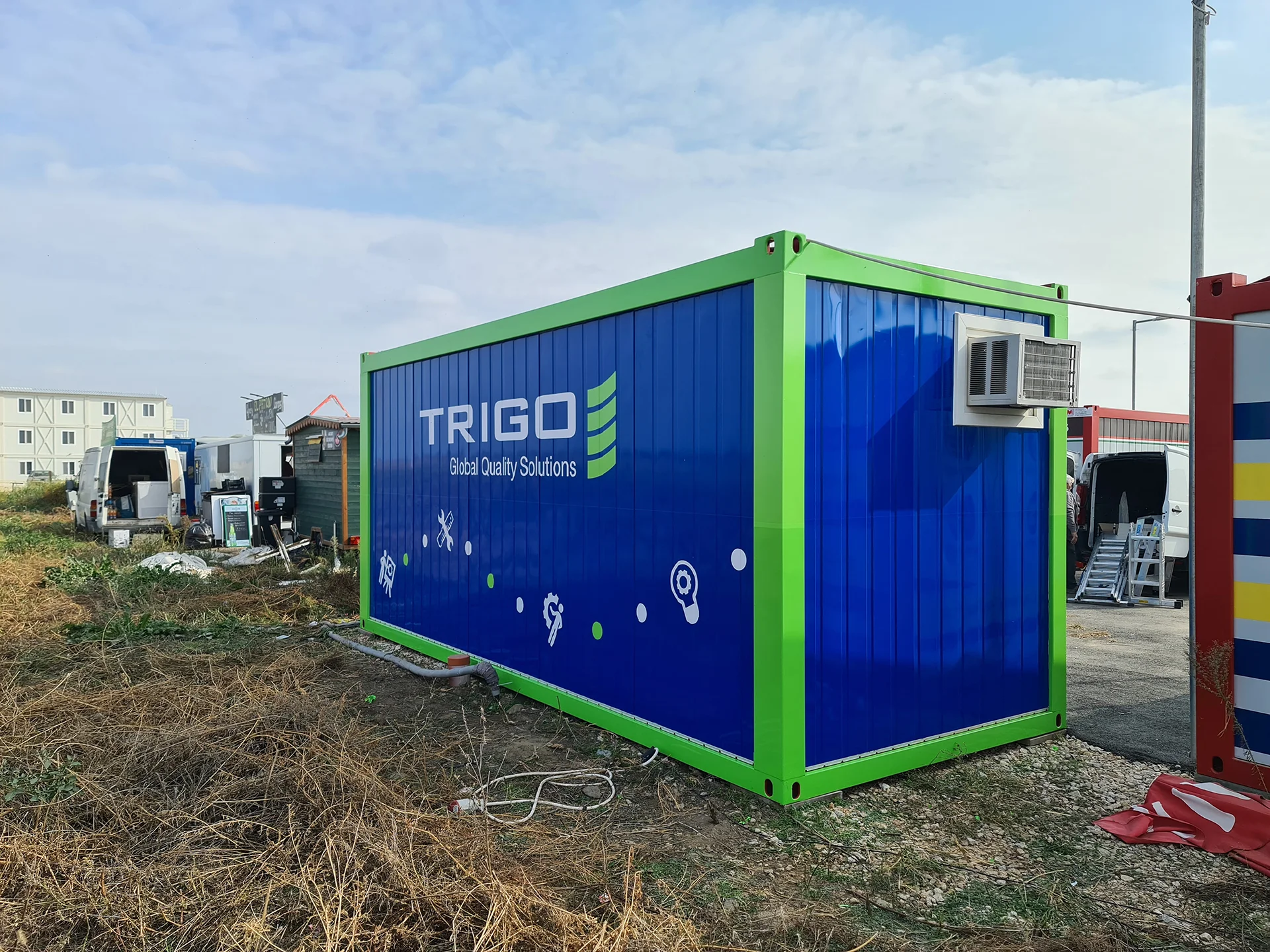 kültéri_szin fóliából konténer átcsomagolás_és vágott felirat ragasztása