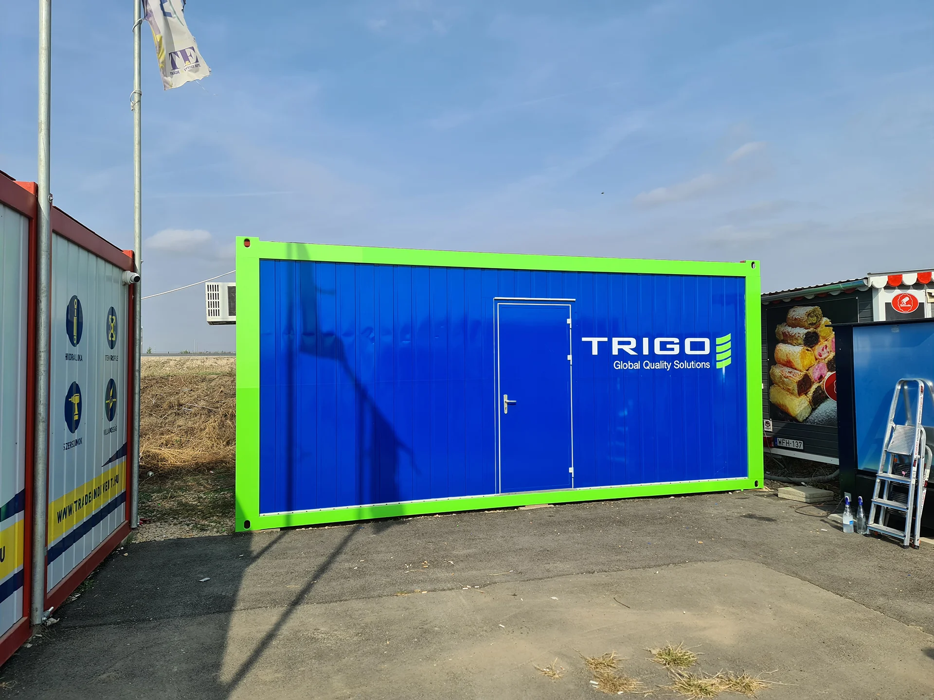 kültéri_szin fóliából konténer átcsomagolás_és vágott felirat ragasztása_2